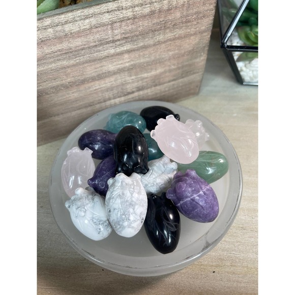 Chubby anatomical crystal heart polished stone - Picture 2 of 8